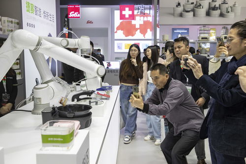 智能科技领航 炒菜机器人、透明LED屏与运动耳机在家博会上的创新亮点